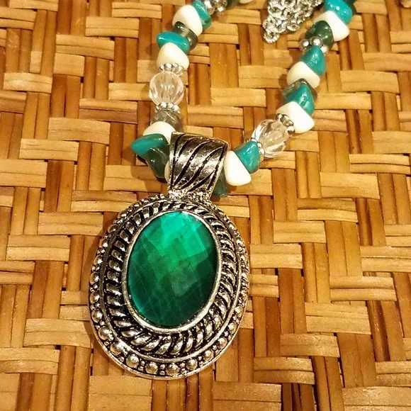 Avon Green Pendant Statement Necklace and Earring Set - Picture 4 of 4